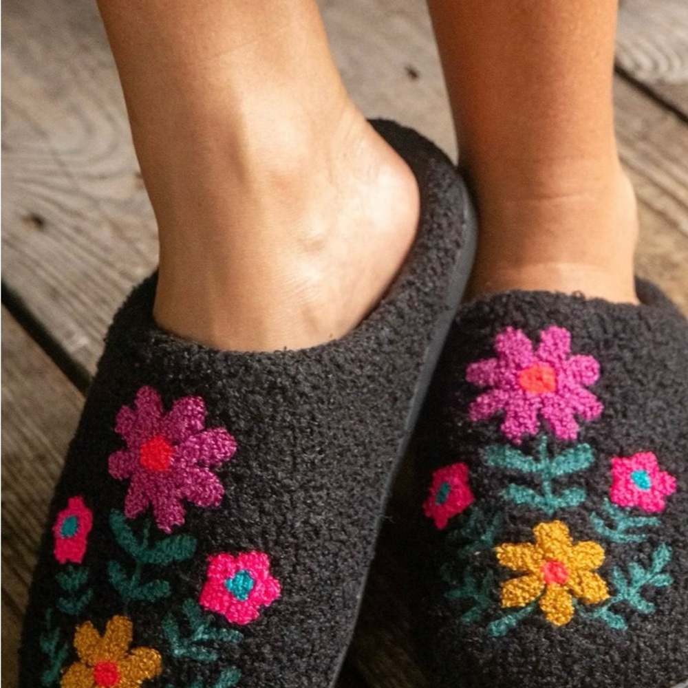 NATURAL LIFE Black and Pink Cozy Slippers with Floral Design - Picture 2 of 2